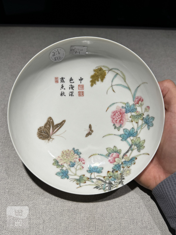 民国 珐琅彩过枝蝴蝶牡丹御题诗文盘一对 - 图5